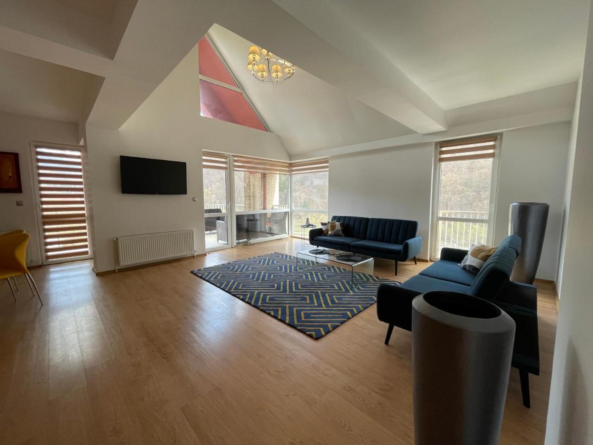 Kyra Penthouse *